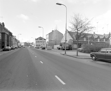 884026 Gezicht over de Draaiweg te Utrecht, met rechts de ingang van de Verenigingstraat, centraal rechts café Wolf ...